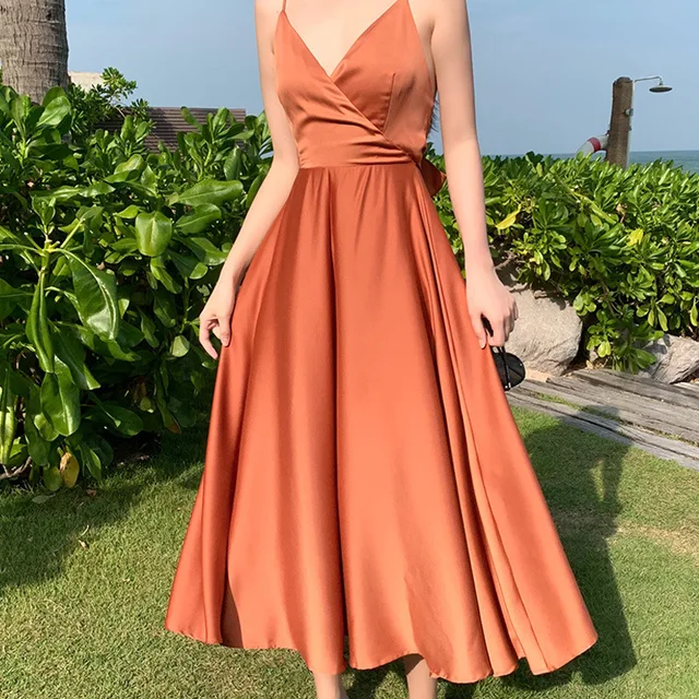 Vestido Midi de satén con escote en V y tirantes